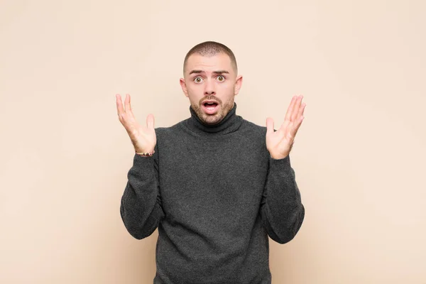 Ung Stilig Man Ser Chockad Och Förvånad Med Käken Tappade — Stockfoto