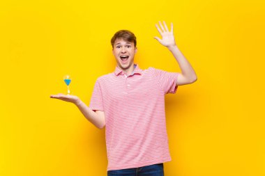 Kum saati tutan genç sarışın adam.