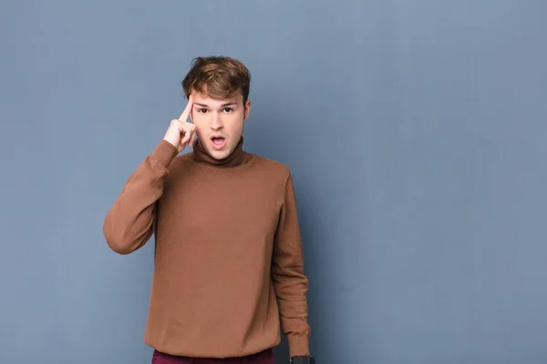 Joven Hombre Rubio Mirando Sorprendido Con Boca Abierta Sorprendido Realizando — Foto de Stock