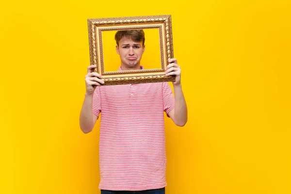 Jonge Blonde Man Met Een Barok Frame — Stockfoto