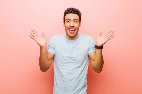 Jeune Homme Arabe Regardant Heureux Excité Choqué Par Une Surprise — Photo