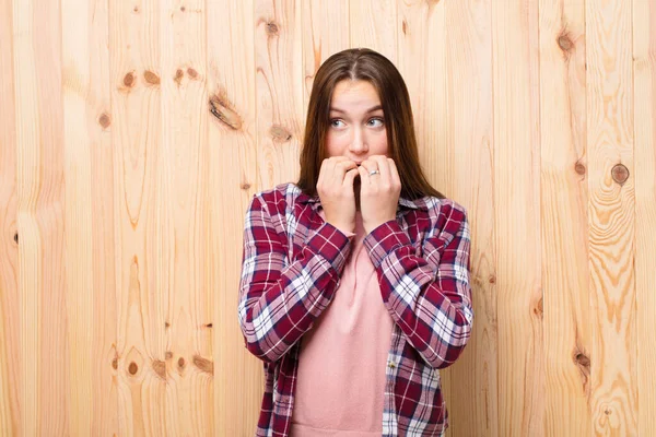 Junges Blondes Hübsches Mädchen Gegen Holzwand — Stockfoto