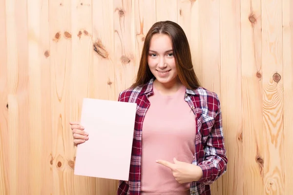 Ung Blond Söt Flicka Med Bok Mot Trä Vägg — Stockfoto