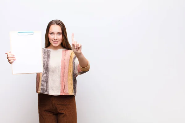 Jovem Loira Menina Bonita Com Uma Folha Papel Contra Parede — Fotografia de Stock