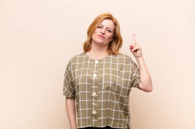 Orta yaşlı bir kadın harika bir fikrin farkına varıp 