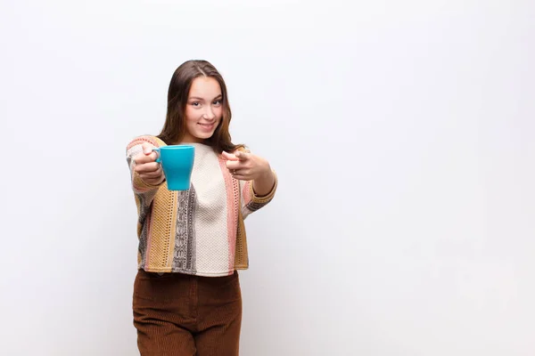 Jong Blond Mooi Meisje Met Een Koffie Kopje Tegen Witte — Stockfoto