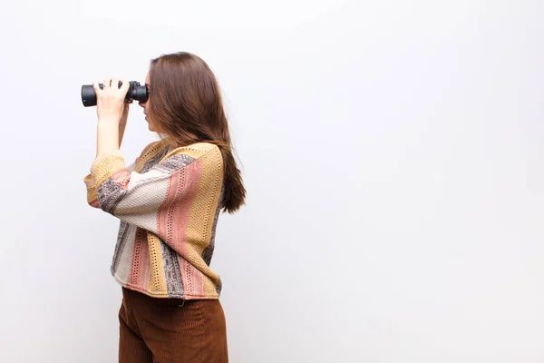 Junges Blondes Hübsches Mädchen Mit Fernglas Gegen Weiße Wand — Stockfoto