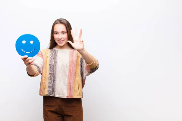 Jong Blond Mooi Meisje Met Een Glimlachende Gezicht Pictogram Tegen — Stockfoto