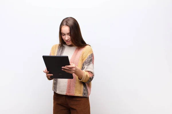 Giovane Bionda Bella Ragazza Possesso Tablet Intelligente Contro Muro Bianco — Foto Stock