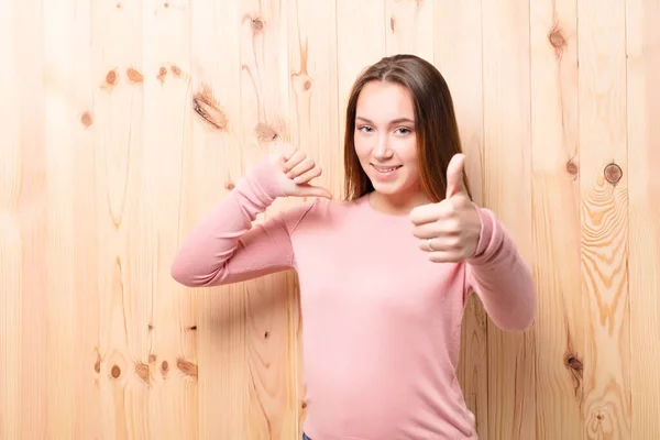 Jovem Loira Menina Bonita Contra Parede Madeira — Fotografia de Stock