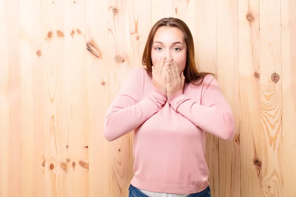 Jong Blond Mooi Meisje Tegen Hout Muur — Stockfoto