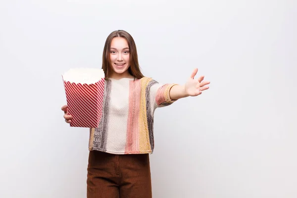 Jong Blond Mooi Meisje Met Een Popcorn Emmer — Stockfoto