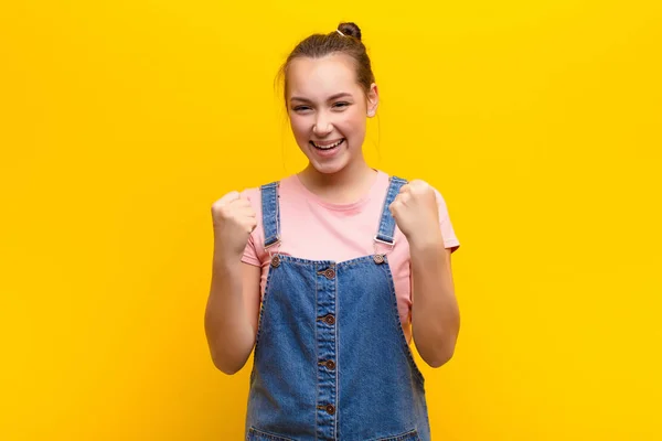 Giovane Bionda Bella Ragazza Gridando Trionfalmente Ridendo Sentendosi Felice Eccitato — Foto Stock