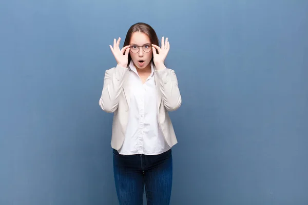 Junges Blondes Hübsches Mädchen Das Schockiert Erstaunt Und Überrascht Ist — Stockfoto