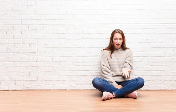 Junges Blondes Hübsches Mädchen Das Wütend Genervt Und Frustriert Schreit — Stockfoto