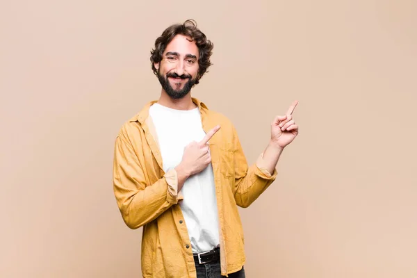 Giovane Pazzo Uomo Fresco Sorridente Felicemente Che Punta Lato Verso — Foto Stock