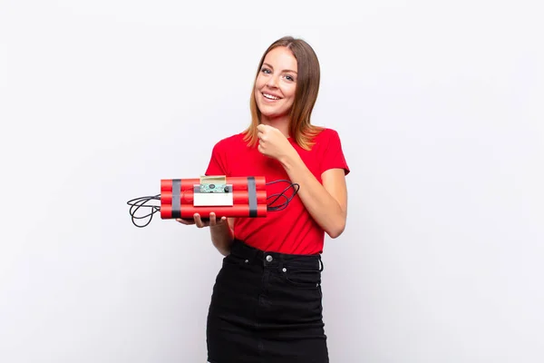Rött Huvud Vacker Kvinna Känner Sig Glad Positiv Och Framgångsrik — Stockfoto