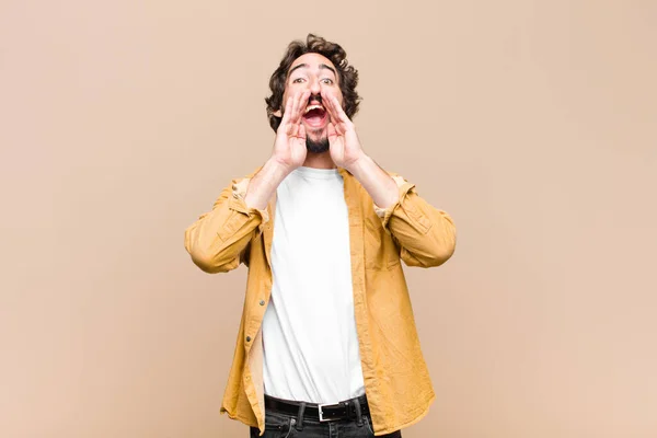 Jovem Louco Legal Homem Sentindo Feliz Animado Positivo Dando Grande — Fotografia de Stock