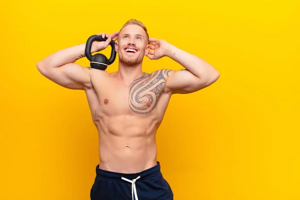 Jovem Homem Loiro Forte Sorrindo Sentindo Relaxado Satisfeito Despreocupado Rindo — Fotografia de Stock