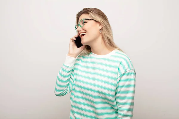 Jovem Latina Bonita Mulher Contra Parede Plana Com Telefone Inteligente — Fotografia de Stock