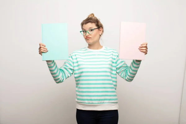 Joven Latina Bonita Mujer Contra Pared Plana Con Libros Concepto —  Fotos de Stock