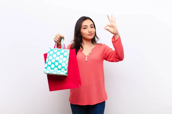 Joven Latina Bonita Mujer Contra Pared Plana Con Bolsas Compras —  Fotos de Stock