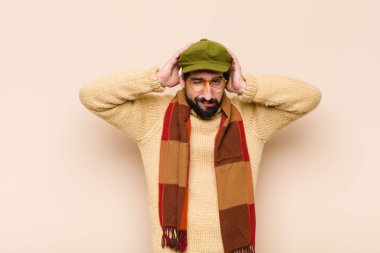 Genç havalı sakallı adam hayal kırıklığına uğramış ve sıkılmış hissediyor, başarısızlıktan bıkıp usanmış, sıkıcı işlerden bıkmış