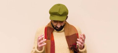 Genç havalı sakallı adam üzgün ve stresli. Kötü bir sürpriz yüzünden üzgün. Olumsuz, endişeli bir bakışla.