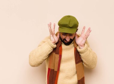 Dehşete kapılmış ve şok olmuş hisseden genç sakallı adam, bir hata yüzünden el ele tutuşuyor ve panikliyor.