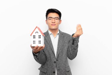 Genç Japon adam sana borcunu ödemeni söyleyerek kapiş ya da para hareketi yapıyor! bir ev modeliyle