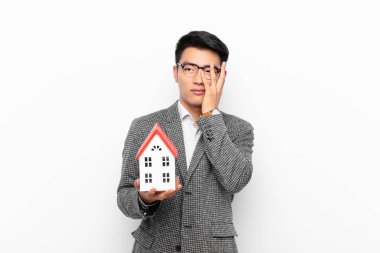 Genç Japon bir adam sıkıcı, sıkıcı ve sıkıcı bir işten sonra kendini sıkılmış, hayal kırıklığına uğramış ve uykulu hisseder.