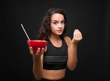 Genç ve güzel bir kadın sana borcunu ödemeni söyleyerek kapiş ya da para hareketi yapıyor! Sağlıklı bir kase yiyorum.