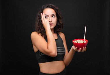 Genç, güzel bir kadın yorgun, sıkıcı ve sıkıcı bir görevden sonra sıkılmış, hayal kırıklığına uğramış ve uykulu hissediyor.