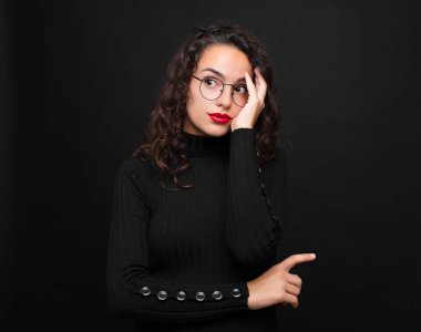 Genç, güzel bir kadın yorgun, sıkıcı ve sıkıcı bir işin ardından sıkılmış, hayal kırıklığına uğramış ve uykulu hissediyor. Siyah arka planda el ele tutuşuyor..