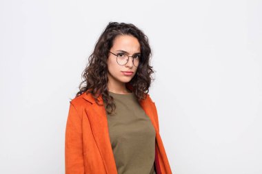 Genç, güzel bir kadın üzgün ve mızmızlanıyor. Mutsuz bir bakışla ağlıyordu. Beyaz duvara karşı olumsuz ve hayal kırıklığına uğramış bir tavırla ağlıyordu.