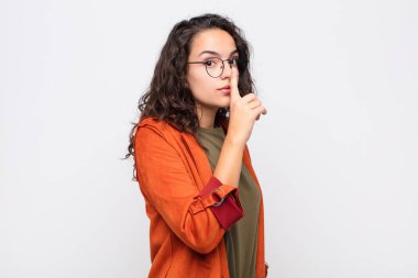 Genç ve güzel bir kadın sessizlik ve sessizlik istiyor. Parmağını ağzının önüne uzatıp 