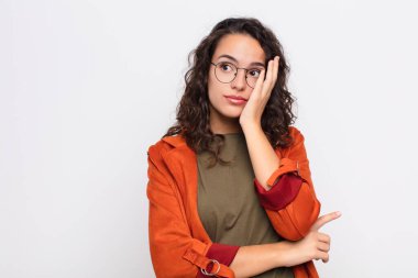 Genç, güzel bir kadın yorgun, sıkıcı ve sıkıcı bir görevin ardından sıkılmış, hayal kırıklığına uğramış ve uykulu hissediyor.