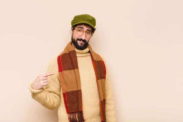 Joven Hombre Barbudo Fresco Sonriendo Alegre Casualmente Mirando Hacia Abajo — Foto de Stock