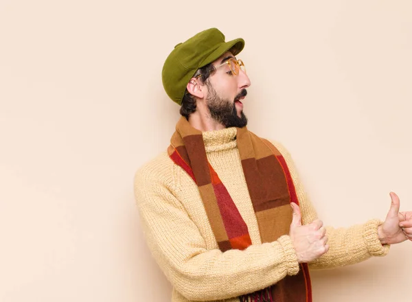 Joven Hombre Barbudo Fresco Sonriendo Alegre Casualmente Apuntando Copiar Espacio — Foto de Stock