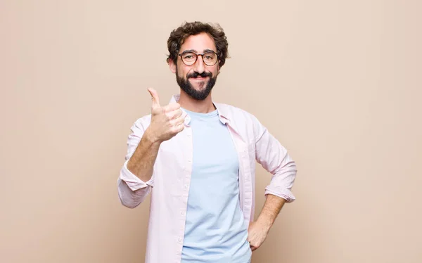 Jong Koel Gek Man Tegen Platte Muur — Stockfoto