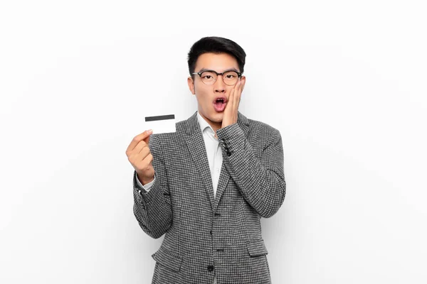 Joven Japonés Sentirse Sorprendido Asustado Mirando Aterrorizado Con Boca Abierta —  Fotos de Stock