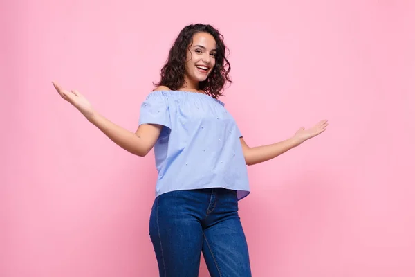 Junge Hübsche Frau Die Glücklich Arrogant Stolz Und Selbstzufrieden Aussieht — Stockfoto