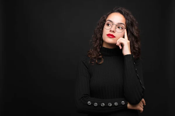 Jovem Mulher Bonita Com Olhar Concentrado Querendo Saber Com Uma — Fotografia de Stock