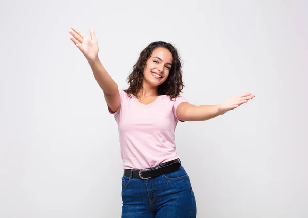 Jovem Mulher Bonita Sorrindo Alegremente Dando Abraço Boas Vindas Caloroso — Fotografia de Stock