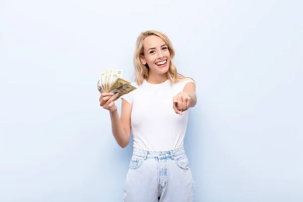 Giovane Donna Bionda Che Indica Macchina Fotografica Con Sorriso Soddisfatto — Foto Stock