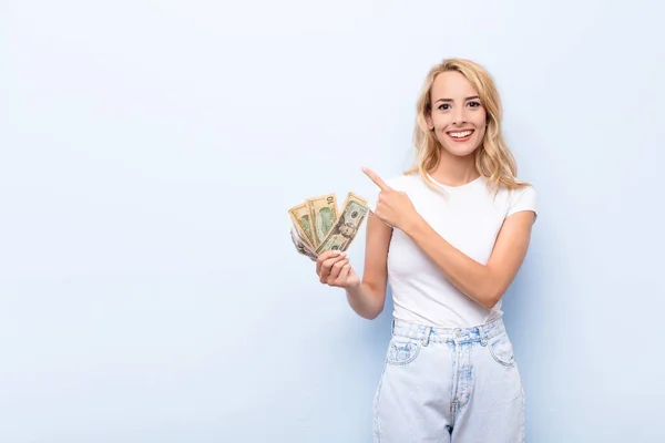 Jovem Loira Sorrindo Alegremente Sentindo Feliz Apontando Para Lado Para — Fotografia de Stock