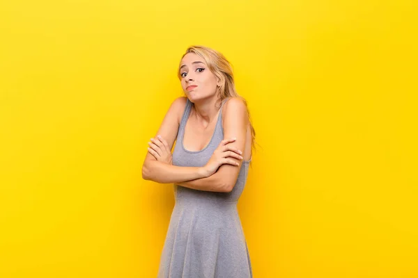 Junge Blonde Frau Zuckt Mit Den Schultern Fühlt Sich Verwirrt — Stockfoto