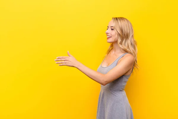 Jovem Loira Sorrindo Cumprimentando Você Oferecendo Aperto Mão Para Fechar — Fotografia de Stock