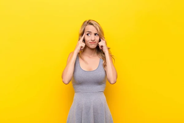 Giovane Donna Bionda Che Guarda Concentrata Pensa Intensamente Idea Immaginando — Foto Stock