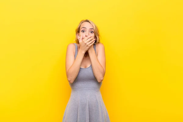 Ung Blond Kvinna Täcka Munnen Med Händerna Med Chockad Förvånad — Stockfoto